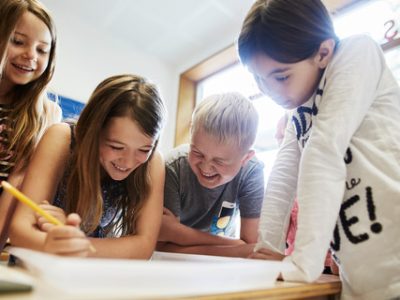Gruppenarbeit von Schüler*innen in der Schule